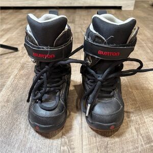 BURTON BLACK FREE  STYLE SNOWBOARD BOOTS KIDS SZ 13C